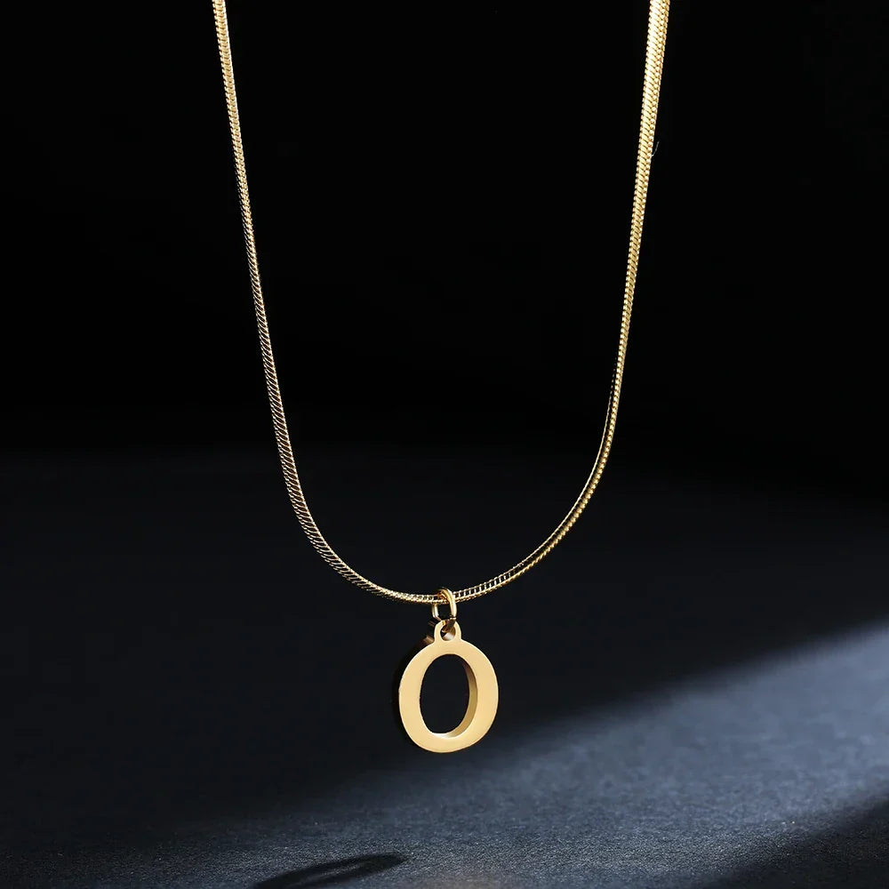 Chokerhalsband för dam med hängsmycke med initialen o