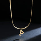 Chokerhalsband för dam med hängsmycke med initialen p