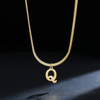 Chokerhalsband för dam med hängsmycke med initialen q