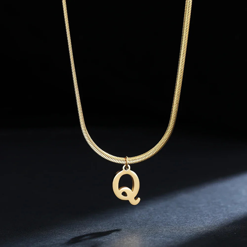 Chokerhalsband för dam med hängsmycke med initialen q