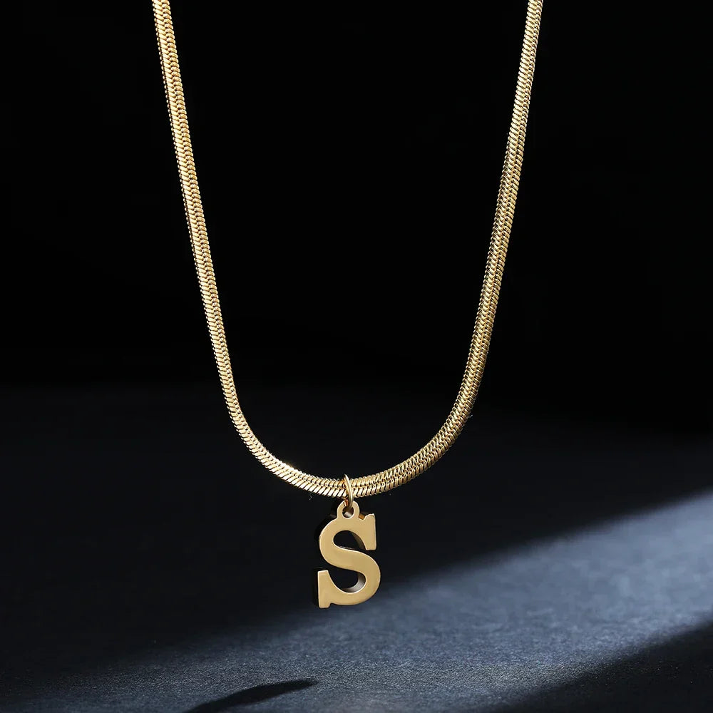 Chokerhalsband för dam med hängsmycke med initialen s