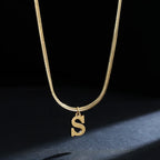 Chokerhalsband för dam med hängsmycke med initialen s