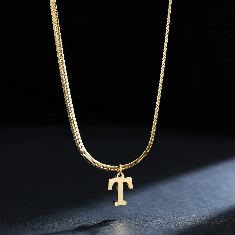 Chokerhalsband för dam med hängsmycke med initialen t