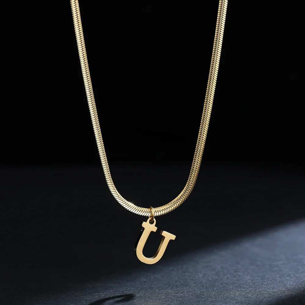 Chokerhalsband för dam med hängsmycke med initialen u