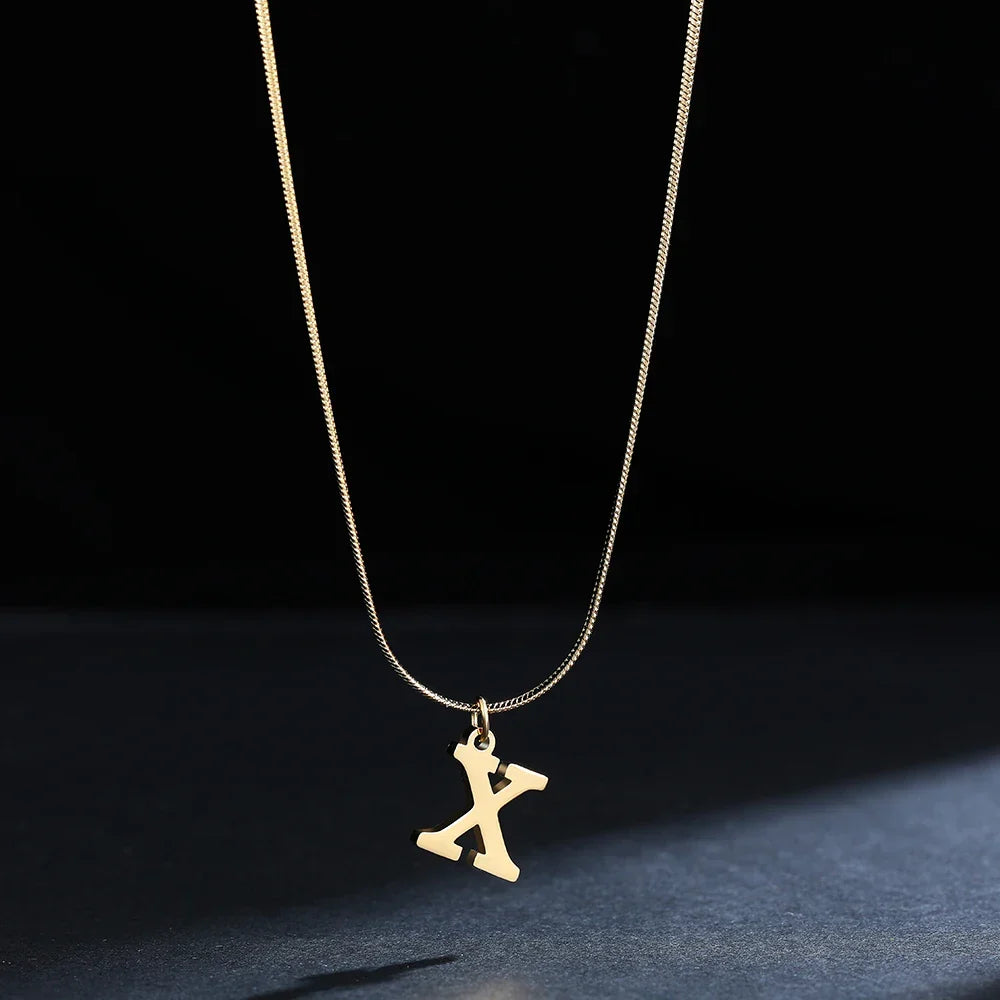 Chokerhalsband för dam med hängsmycke med initialen x