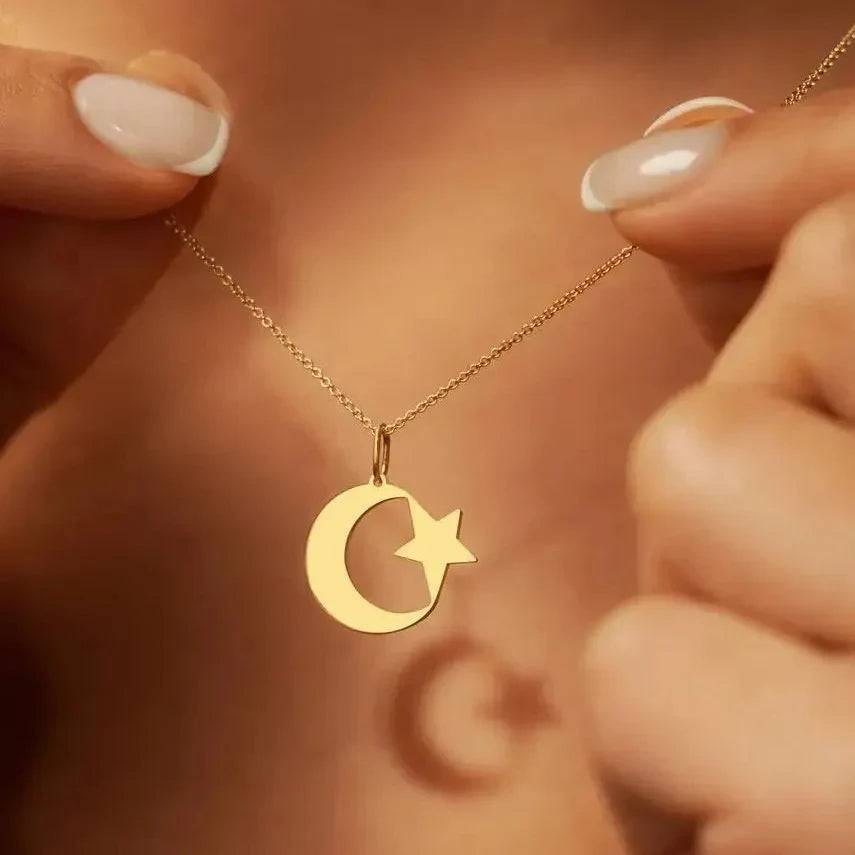 Dámský náhrdelník se symbolickým přívěskem islámu, půlměsícem a arabskou hvězdou ve zlaté barvě