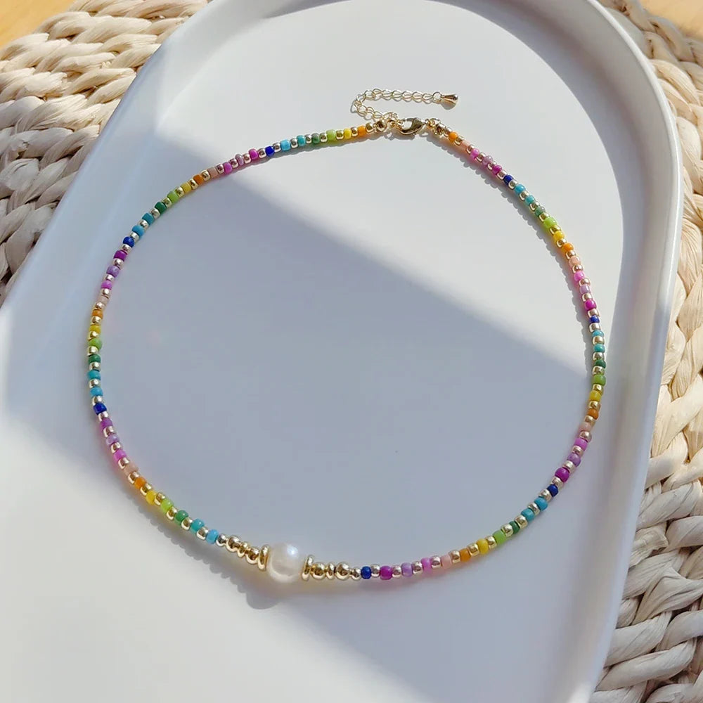 Choker-halskæde med regnbuevedhæng og perler