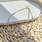 Choker-halskæde med regnbuevedhæng og perler