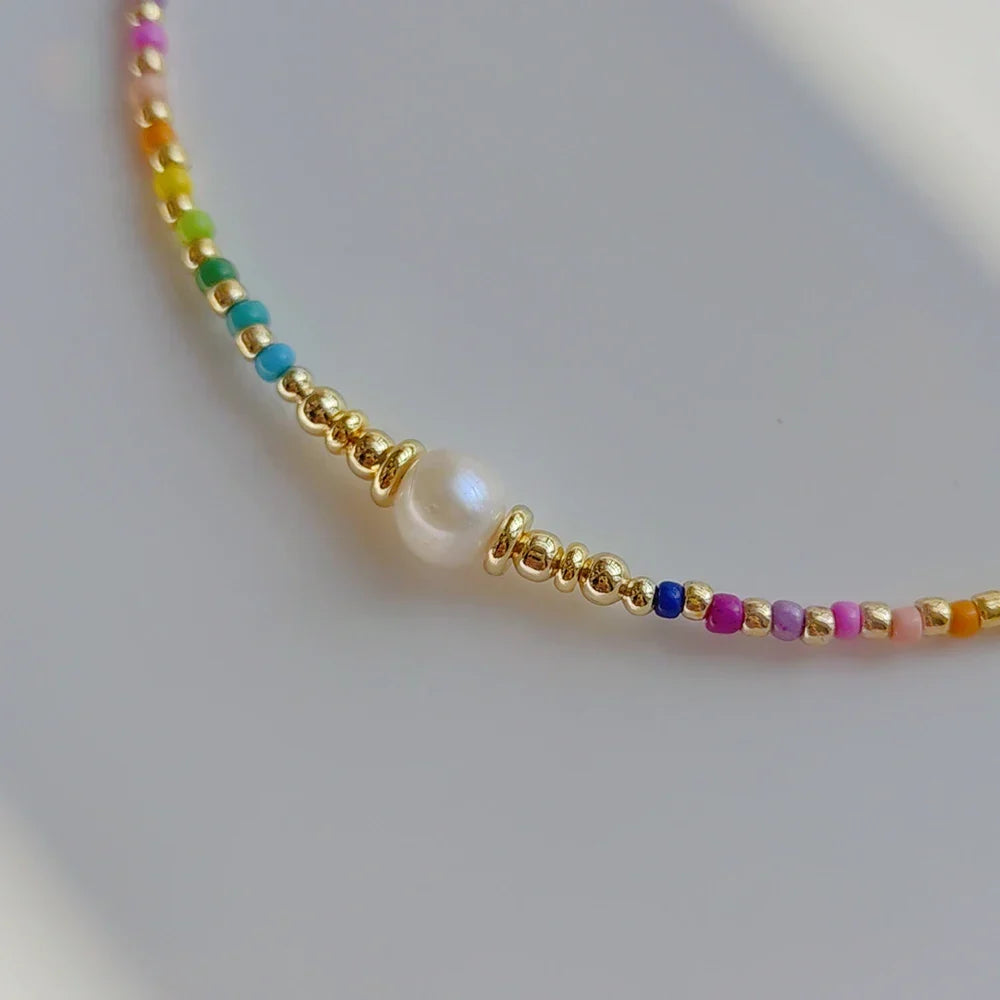 Choker-halskæde med regnbuevedhæng og perler