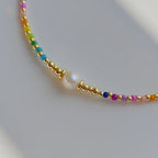 Choker-halskæde med regnbuevedhæng og perler