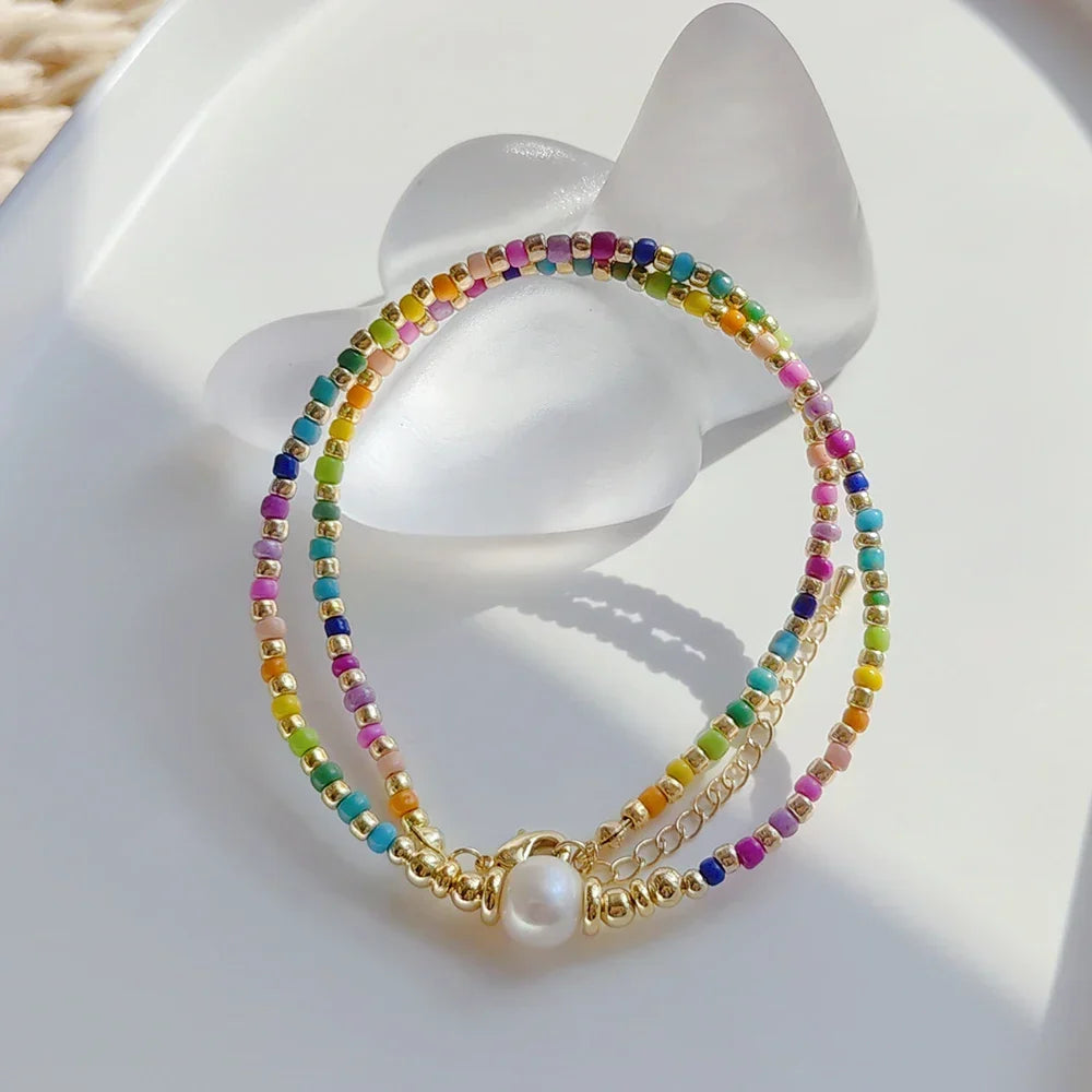 Choker-halskæde med regnbuevedhæng og perler