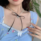 Choker med hjerteanheng og svarte perler