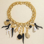 Choker med anheng av korall og skjell