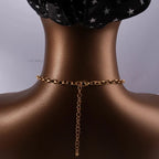 Choker med anheng av korall og skjell