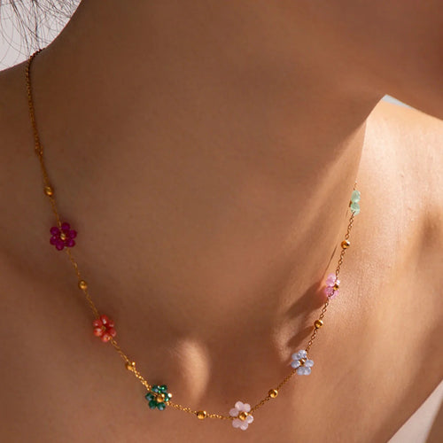 Choker med farverige blomstervedhæng