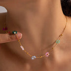 Choker med fargerike blomsteranheng