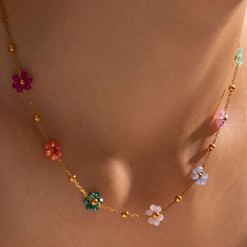 Choker med farverige blomstervedhæng