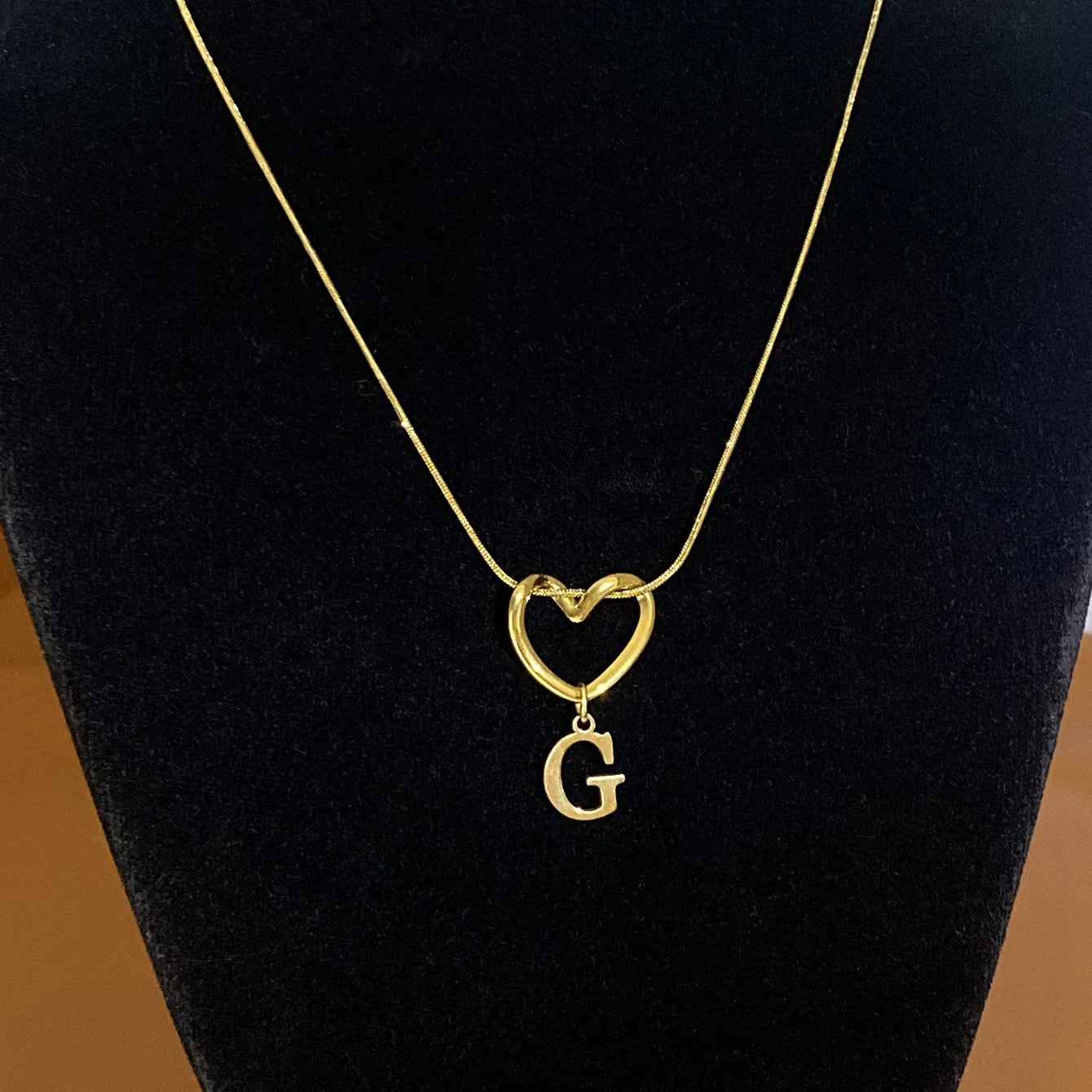 Collier ras de cou avec pendentif initiale et coeur - lettre