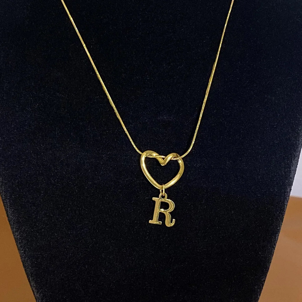 Collier ras de cou avec pendentif initiale et coeur - lettre