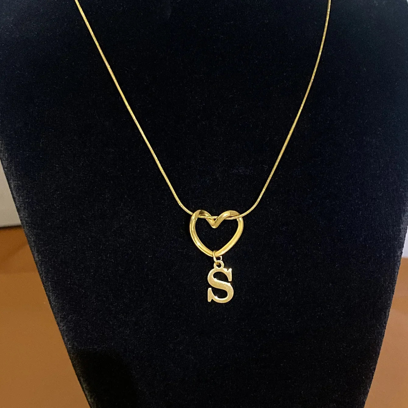 Collier ras de cou avec pendentif initiale et coeur - lettre