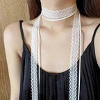 Chokerhalsband med vit rosettberlock