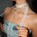 Chokerhalsband med vit rosettberlock