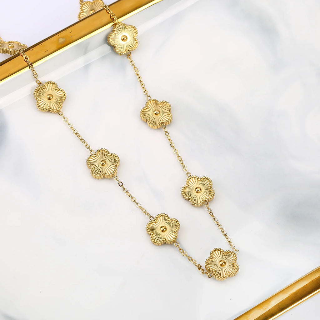 Choker halskæde med vedhæng i form af en 5-bladet kløver