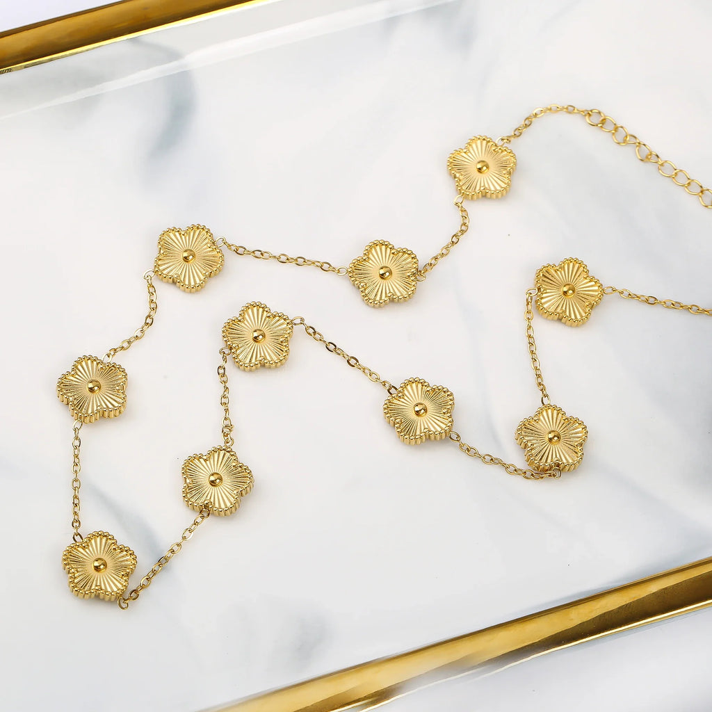 Choker halskæde med vedhæng i form af en 5-bladet kløver