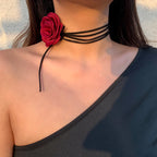 Elegant choker med stort rødt roseanheng 1