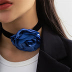 Elegant choker med stort blått roseanheng 2