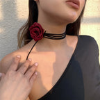 Elegant choker med stort bordeauxrødt roseanheng