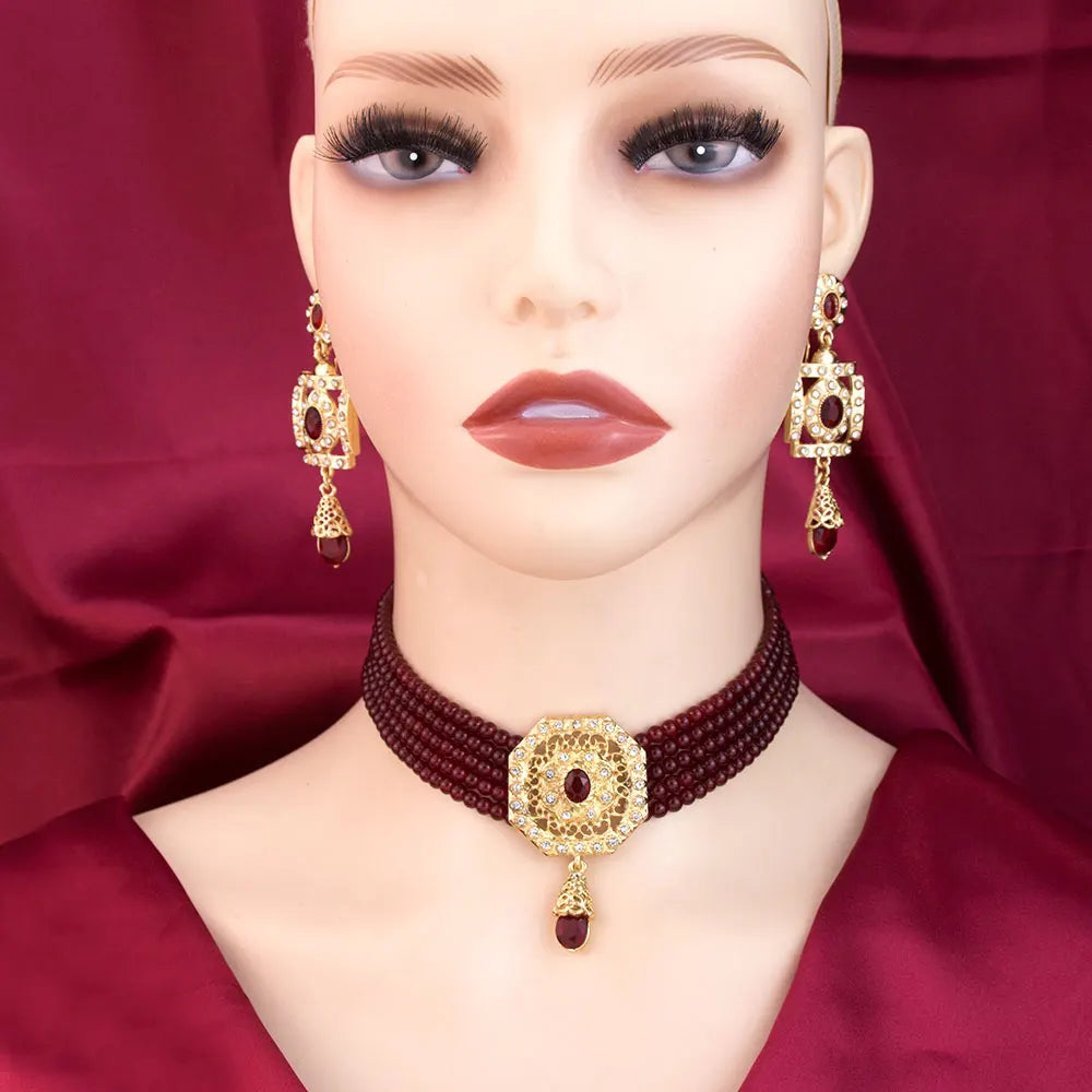 Perlový choker s přívěskem a červenými visacími náušnicemi v arabském stylu