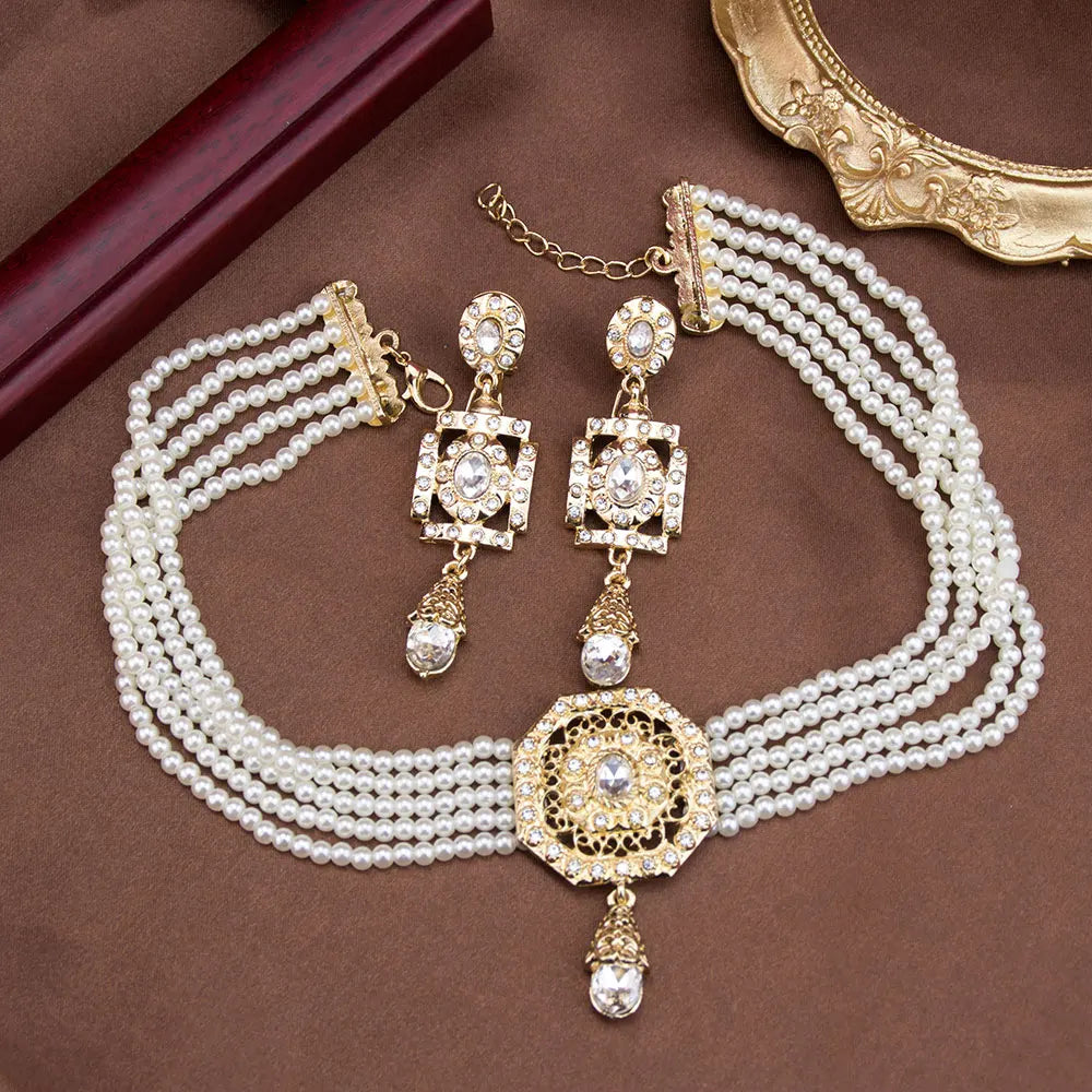 Perlový choker s přívěskem a bílými visacími náušnicemi v arabském stylu