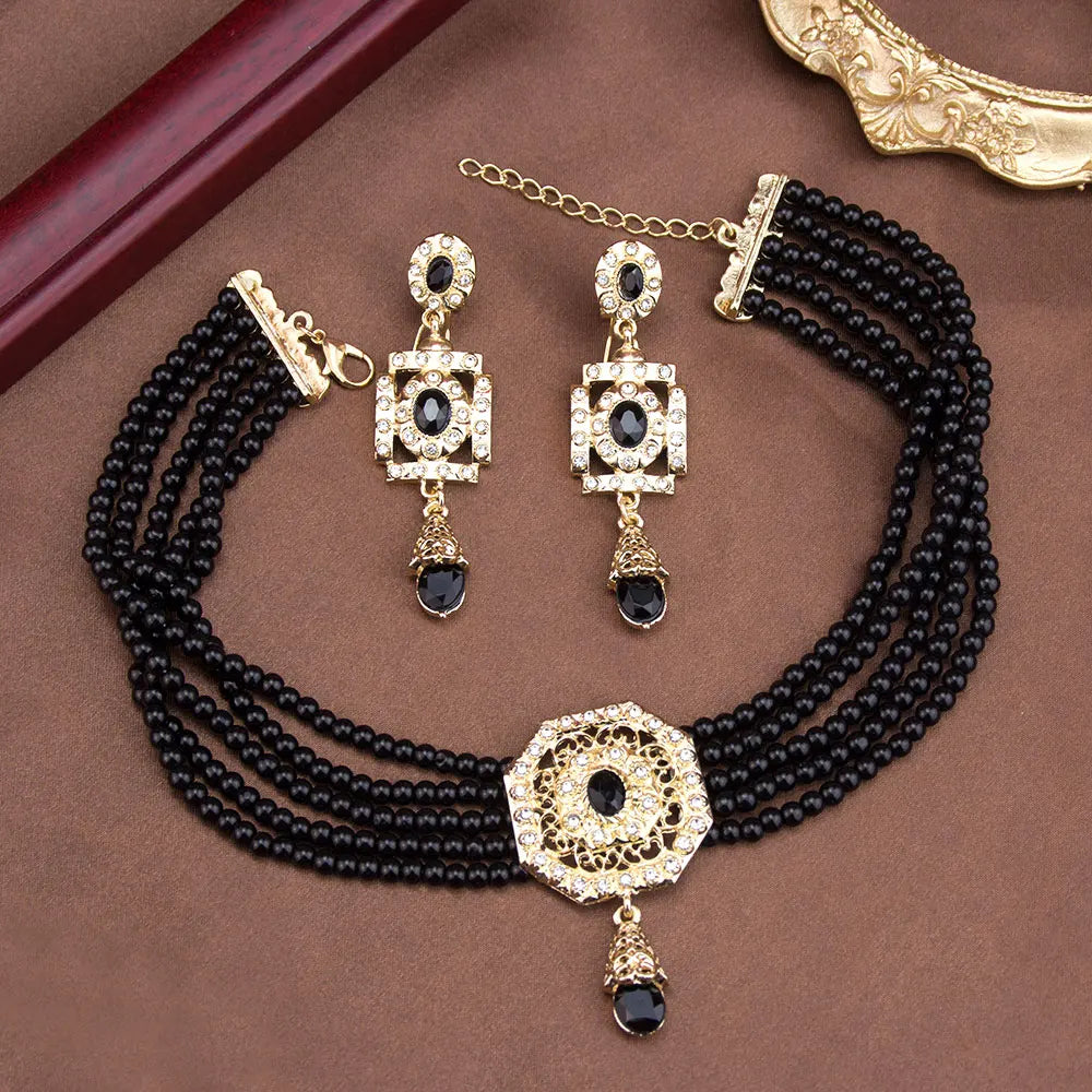Perlový choker s přívěskem a černými visacími náušnicemi v arabském stylu