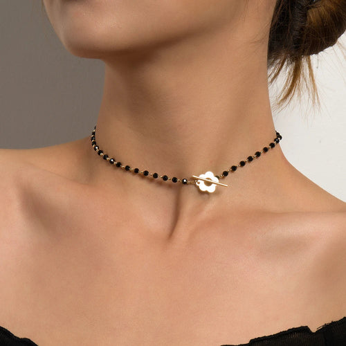 Choker Halskæde med sort og guldfarvet blomst vedhæng
