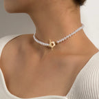 Choker Halskæde med hvidt og sølvfarvet blomst vedhæng