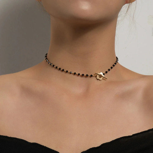 Choker Halskæde med sort og guldfarvet blomst vedhæng