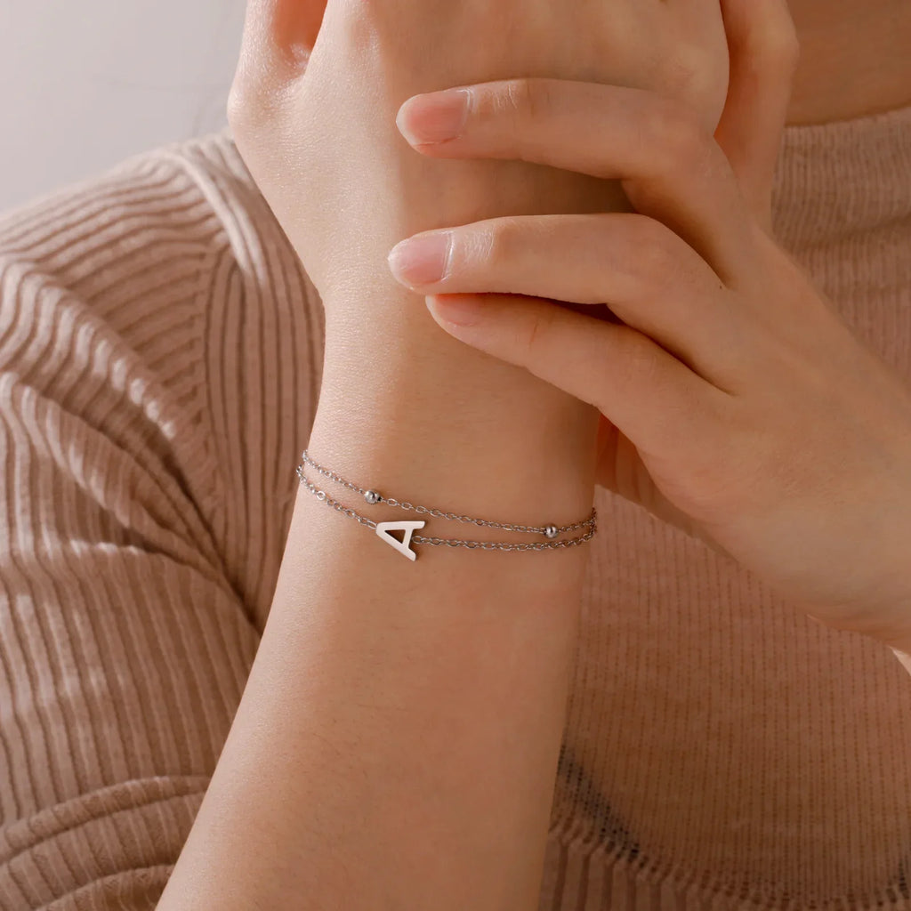 Armband med dubbel initial i guld och silver 