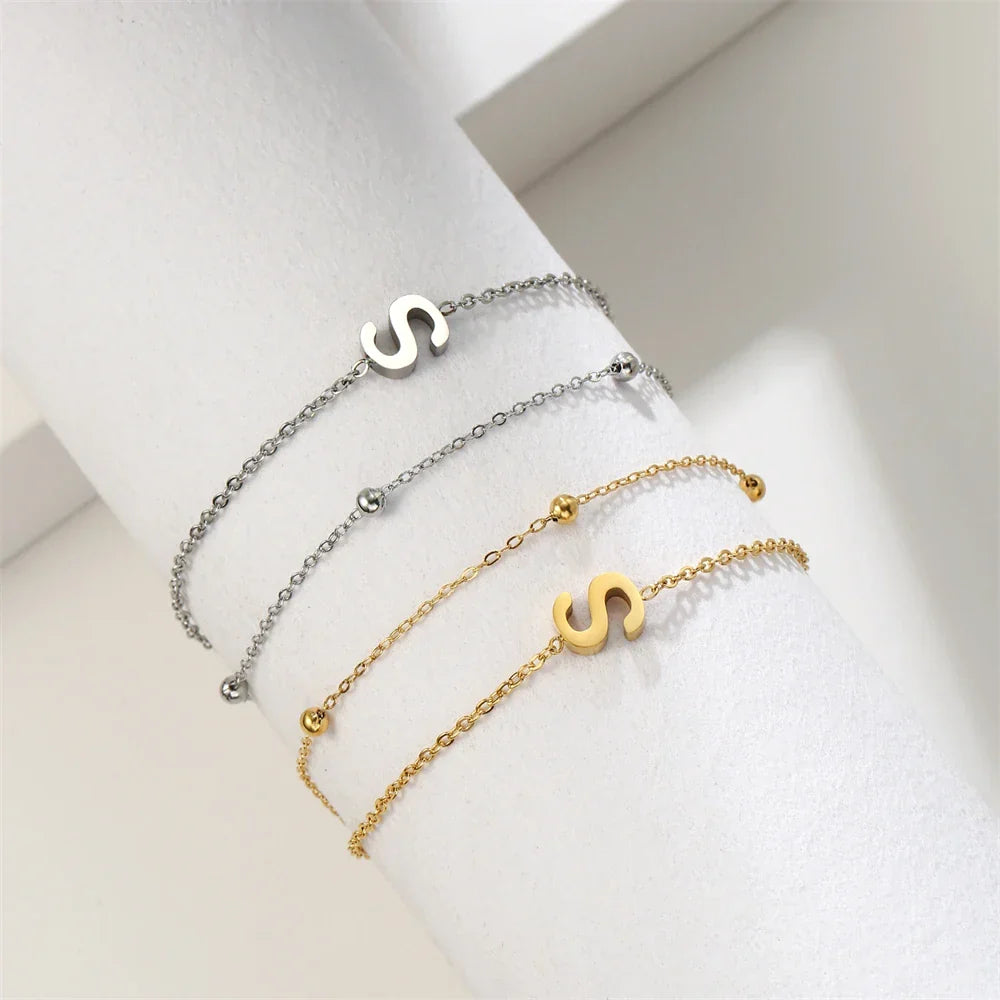 Armband med dubbel initial i guld och silver  s
