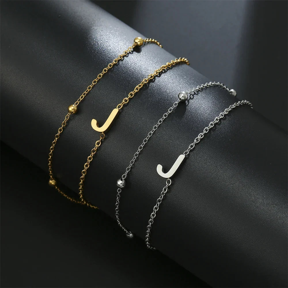 Armband med dubbel initial i guld och silver  j