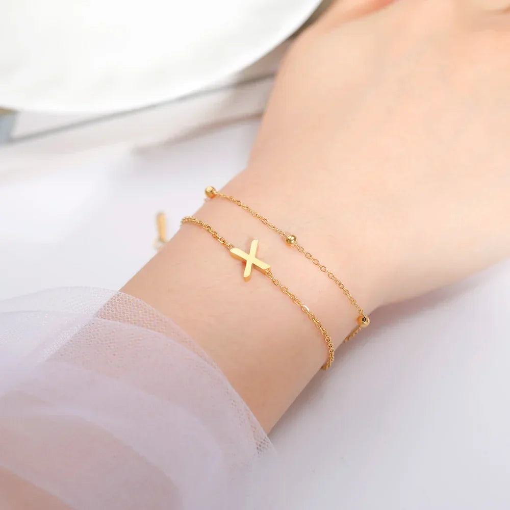 Armband med dubbel initial i guld 