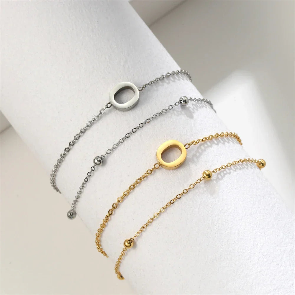 Armband med dubbel initial i guld och silver  o