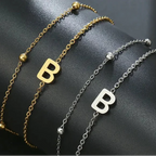 Armband med dubbel initial i guld och silver  b