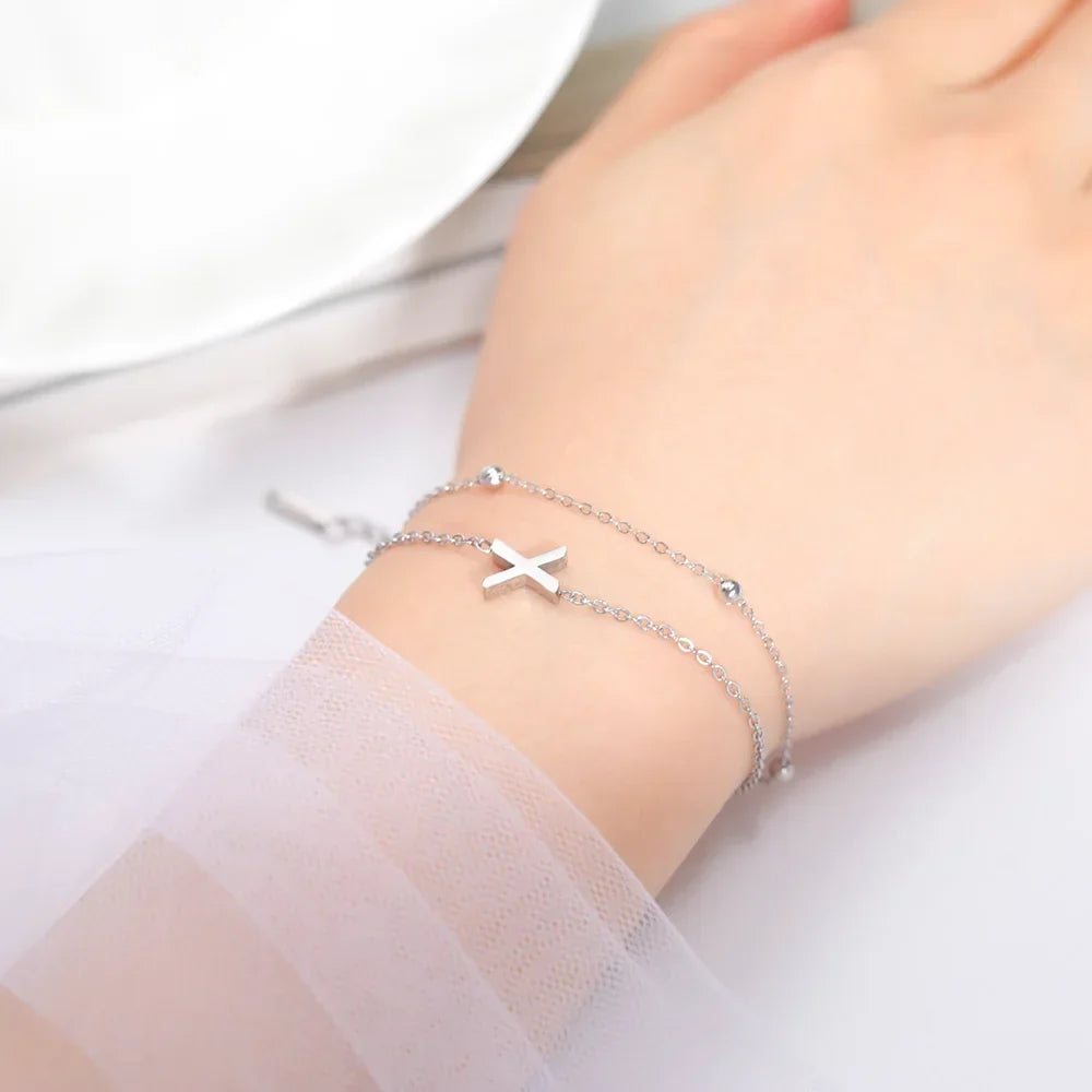 Armband med dubbel initial i silver 