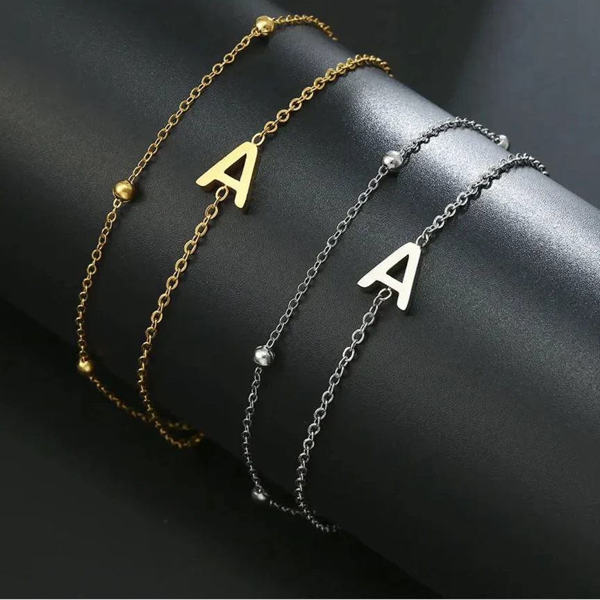 Armband med dubbel initial i guld och silver a