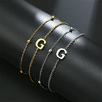 Armband med dubbel initial i guld och silver  g