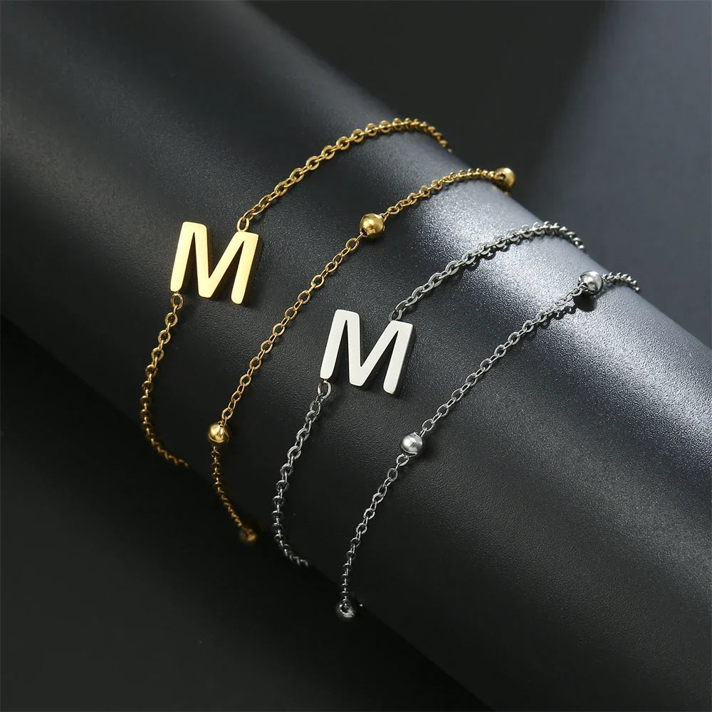 Armband med dubbel initial i guld och silver  m