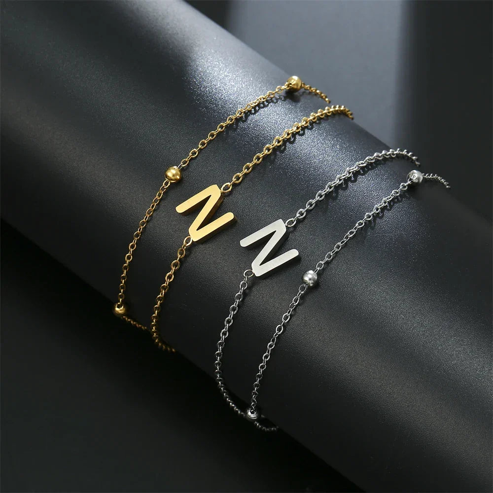 Armband med dubbel initial i guld och silver  n