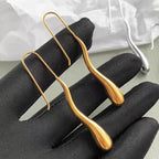 Elegante hængende øreringe med fin dråbeform i guld