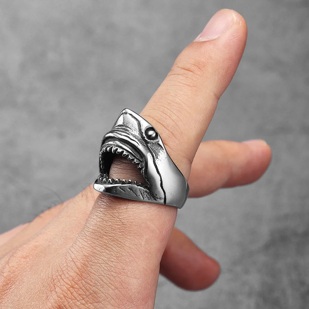 Grosse bague tête de requin